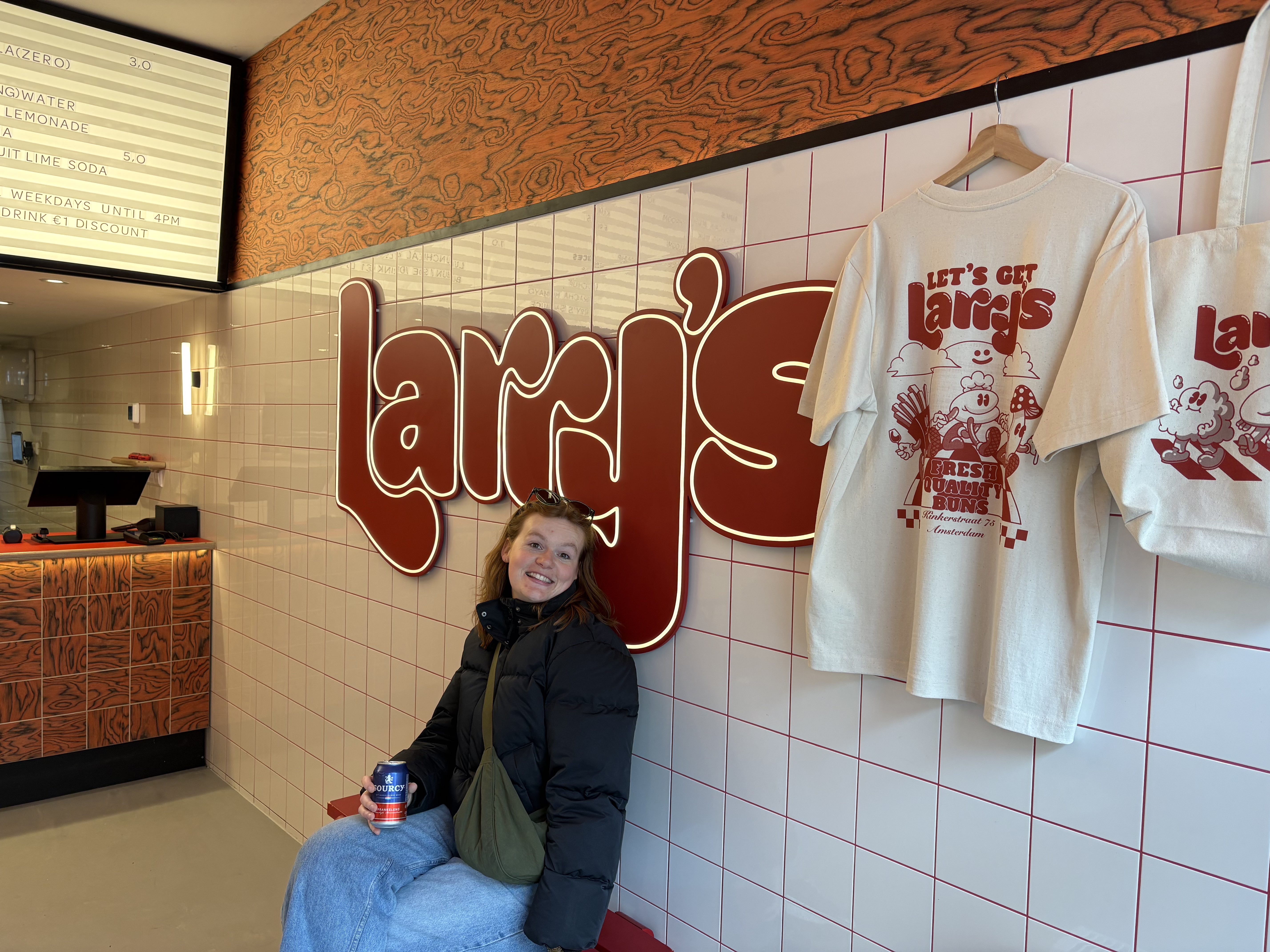 Pien van Foodservice Network bij de merch van Larry's